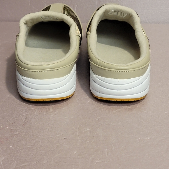 Propet Womens 10 Tan with Gold Mesh Slip Ons - Picture 6 of 7